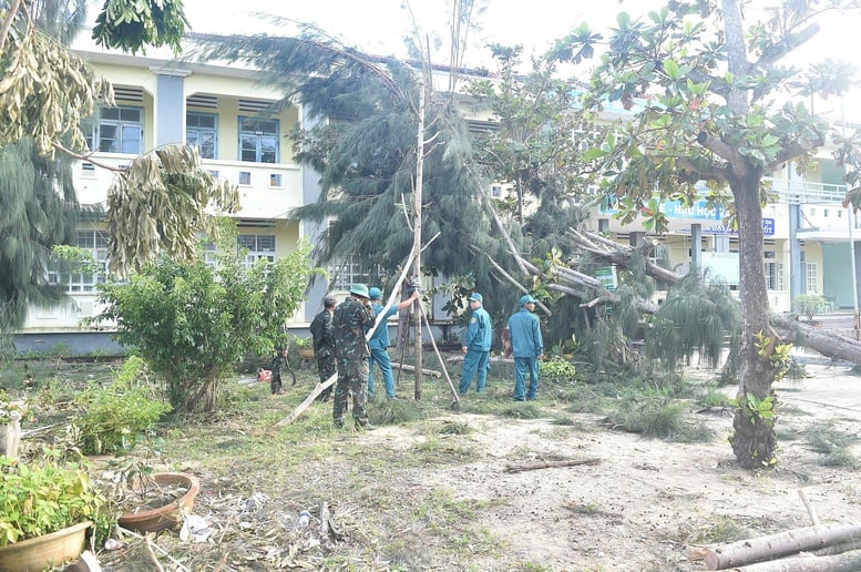 Phó Thủ tướng Mai Văn Chính thăm hỏi, động viên người dân bị thiệt hại do bão số 13 tại Đắk Lắk- Ảnh 5.