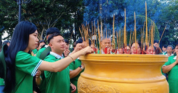 Sinh viên Lào, Campuchia dâng hương tưởng niệm Anh hùng liệt sĩ Võ Thị Sáu