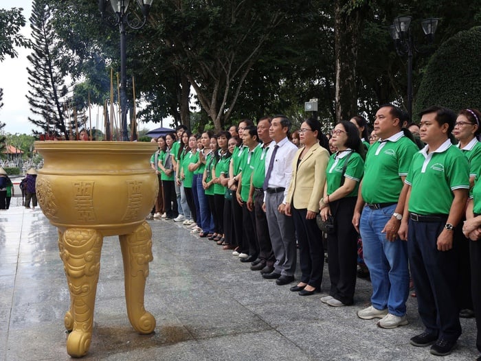 Đoàn đại biểu tham gia lễ dâng hương. Ảnh: Hồ Lam