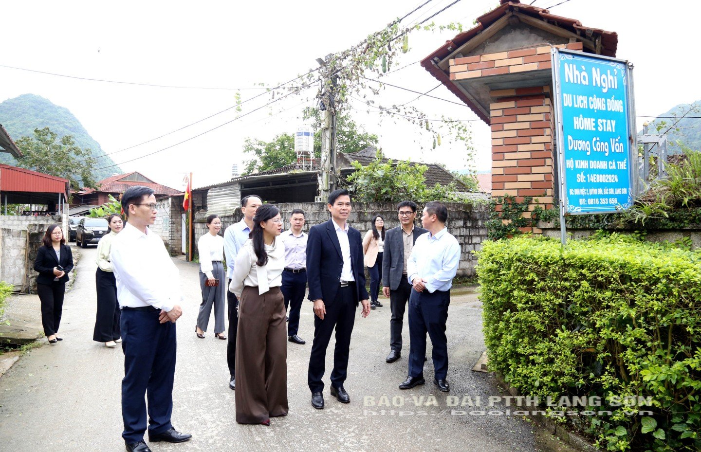 Kamerat Hoang Quoc Khanh, provinsiell partisekretær, besøkte og lærte om Quynh Son Community Tourism Village