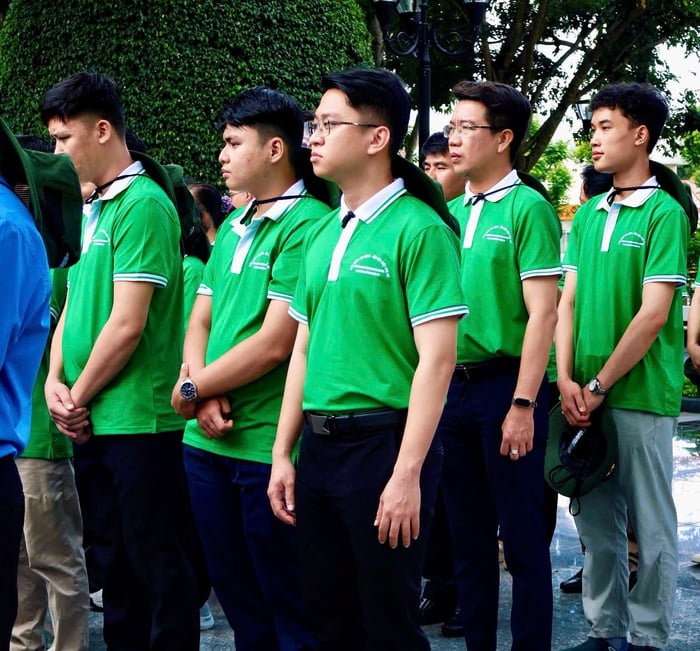 Các sinh viên thực hiện nghi lễ mặc niệm. Ảnh: Hồ Lam