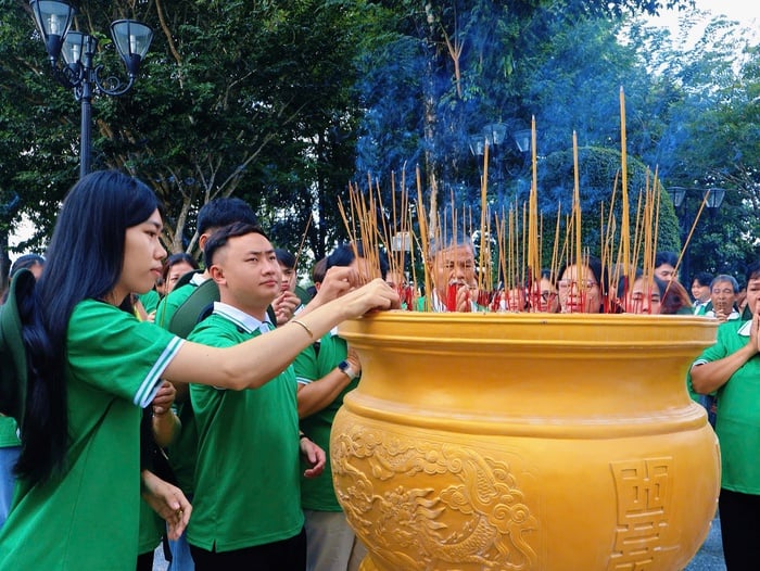 Các sinh viên Lào, Campuchia dâng hương tưởng niệm Anh hùng liệt sĩ Võ Thị Sáu. Ảnh: Hồ Lam