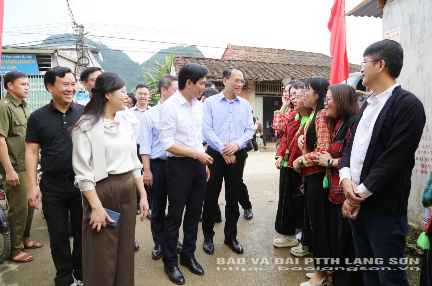 Kamerat Hoang Quoc Khanh, provinsiell partisekretær, besøkte folk og turister i Quynh Son Community Tourism Village.