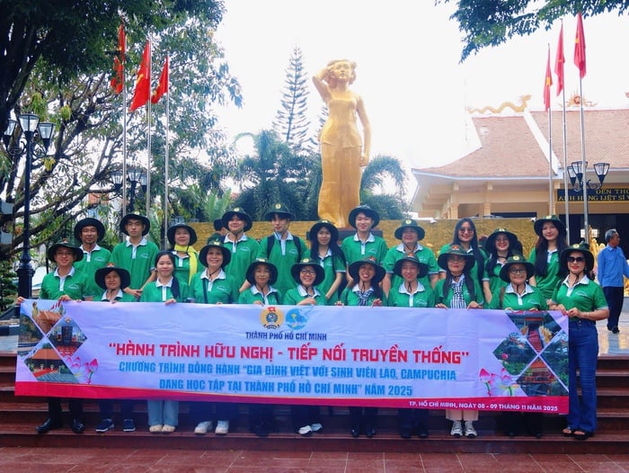 Đoàn chụp ảnh lưu niệm trước tượng đài Anh hùng liệt sĩ Võ Thị Sáu. Ảnh: Hồ Lam