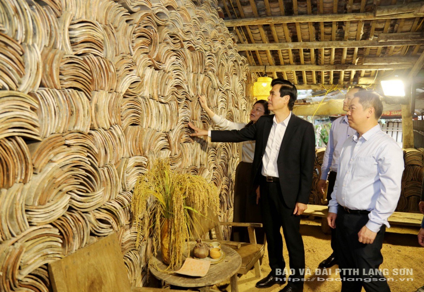 Kamerat Hoang Quoc Khanh, provinsiell partisekretær, besøkte og lærte om produksjonsanlegget for yin-yang-fliser i Bac Son kommune.