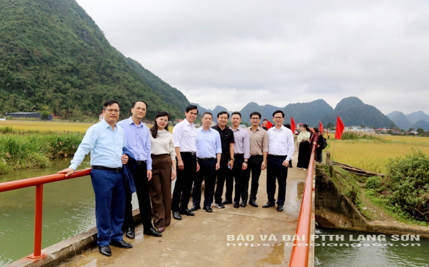 Kamerat Hoang Quoc Khanh, provinsiell partisekretær og nestleder i den provinsielle folkekomiteen, ledere for avdelinger og grener tok et gruppebilde i Quynh Sons gylne risdal.