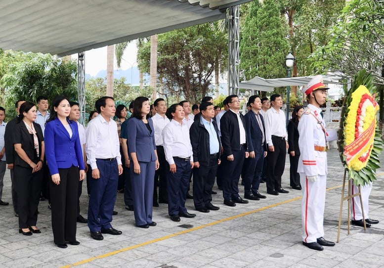 Phó Thủ tướng Nguyễn Chí Dũng dâng hương tưởng nhớ các liệt sĩ tại nghĩa trang Vị Xuyên- Ảnh 1.