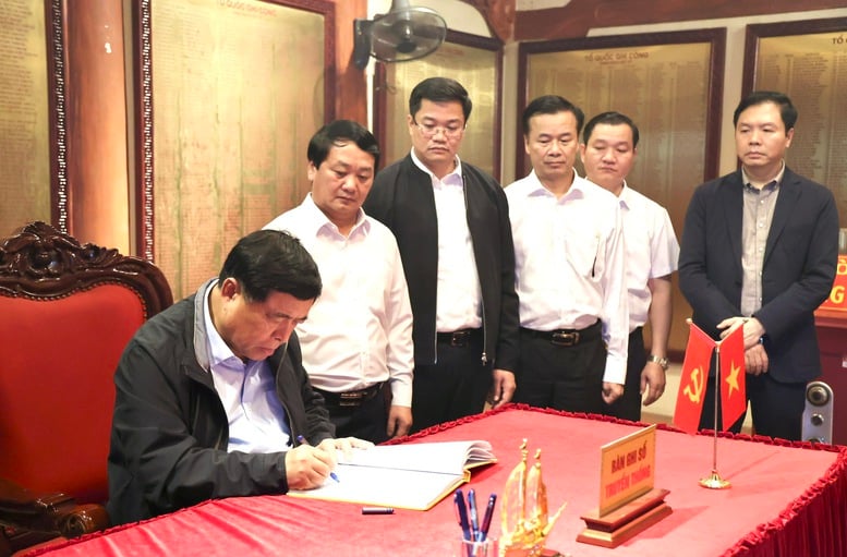 Phó Thủ tướng Nguyễn Chí Dũng dâng hương tưởng nhớ các liệt sĩ tại nghĩa trang Vị Xuyên- Ảnh 3.