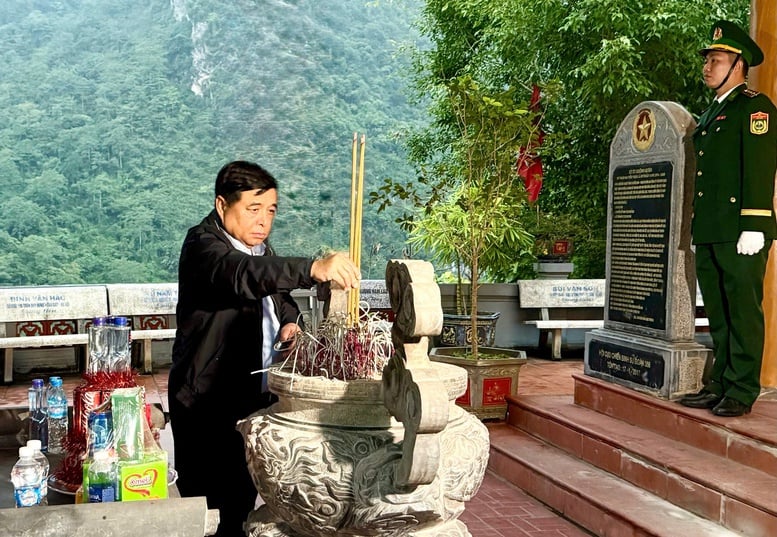 Phó Thủ tướng Nguyễn Chí Dũng dâng hương tưởng nhớ các liệt sĩ tại nghĩa trang Vị Xuyên- Ảnh 4.