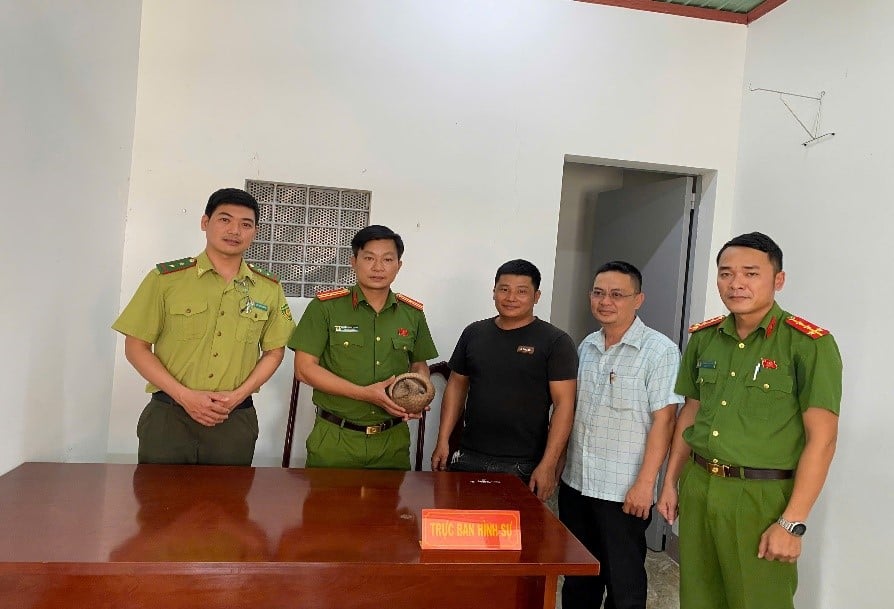 Pan Nguyen Van Hoan przybył, aby przekazać łuskowiec władzom. (Zdjęcie udostępnione przez policję gminy Dak Lieng).