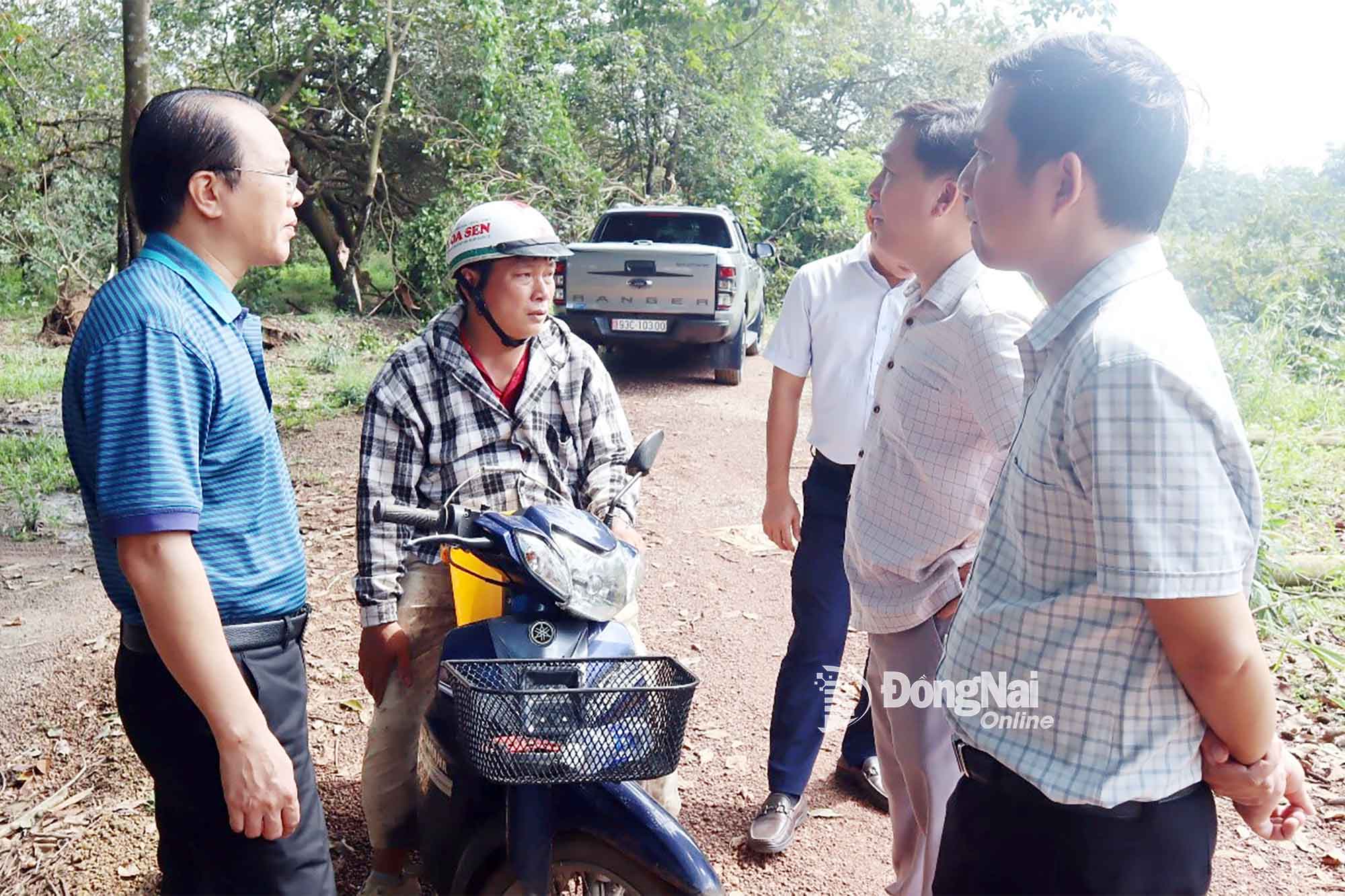 ថ្នាក់ដឹកនាំគណកម្មាធិការប្រជាជនសង្កាត់ Binh Phuoc និងអង្គភាពពាក់ព័ន្ធបានចុះពិនិត្យការដ្ឋាន និងពិភាក្សាជាមួយគ្រួសារដើម្បីឯកភាពប្រគល់ទីតាំង។ រូបថត៖ Nha Tram