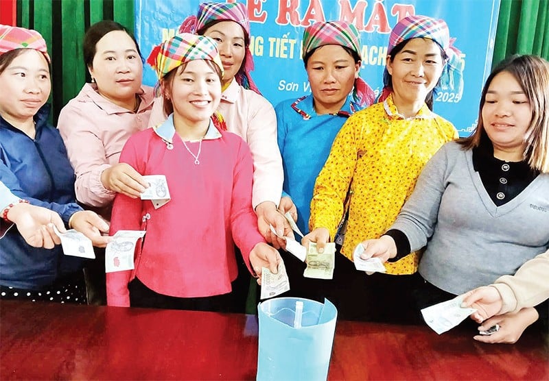 Členky Ženské unie obce Son Vi se účastní darování „3 čistých prasátek“.