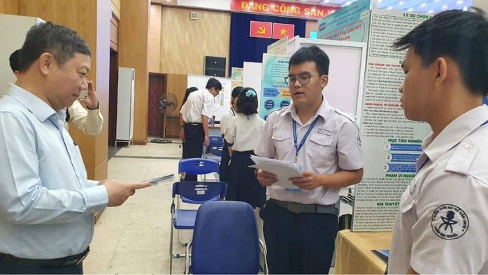 Eleverna studerar Vem är jag? för att förstå sig själva - Foto 1. Học sinh nghiên cứu Tôi là ai? để hiểu rõ bản thân - Ảnh 1.