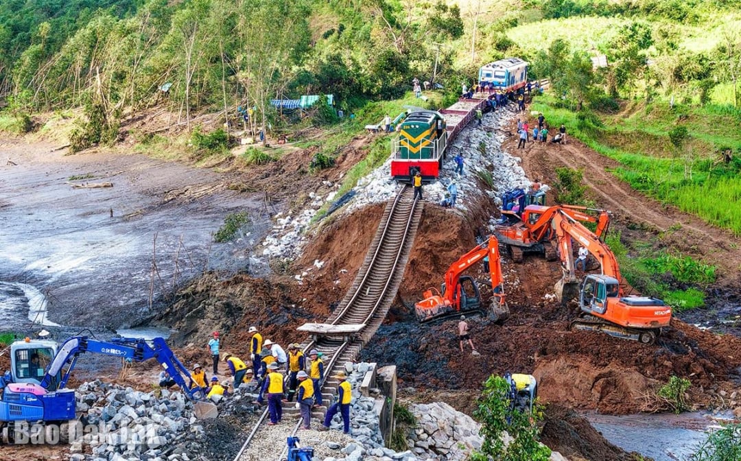 ឧស្សាហកម្មផ្លូវដែកកំពុងជួសជុលជាបន្ទាន់នូវការរអិលបាក់ដីនៅផ្នែកឆ្លងកាត់ឃុំ Xuan Lanh ។