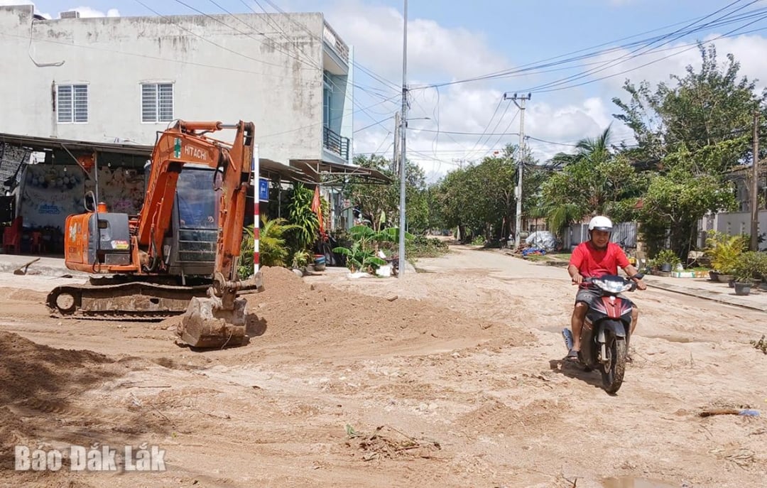 អ្នកម៉ៅការបានផ្តោតលើការបូមខ្សាច់ និងដីដែលហៀរលើផ្លូវ Vo Tru ឃុំ Dong Xuan ដើម្បីធានាចរាចរណ៍។
