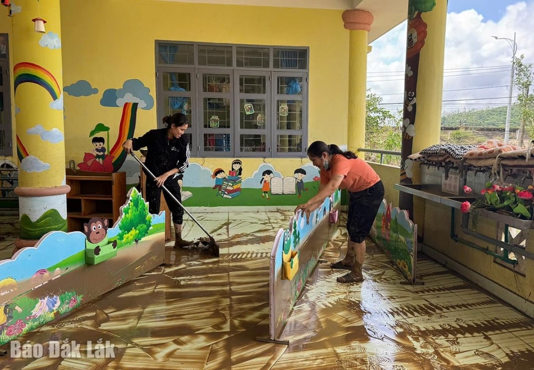 គ្រូបង្រៀននៃសាលាបឋមសិក្សា An Dinh (ឃុំ Tuy An Bac) ឆ្លៀតឱកាសសម្អាតភក់នៅពេលទឹកជំនន់ស្រក។