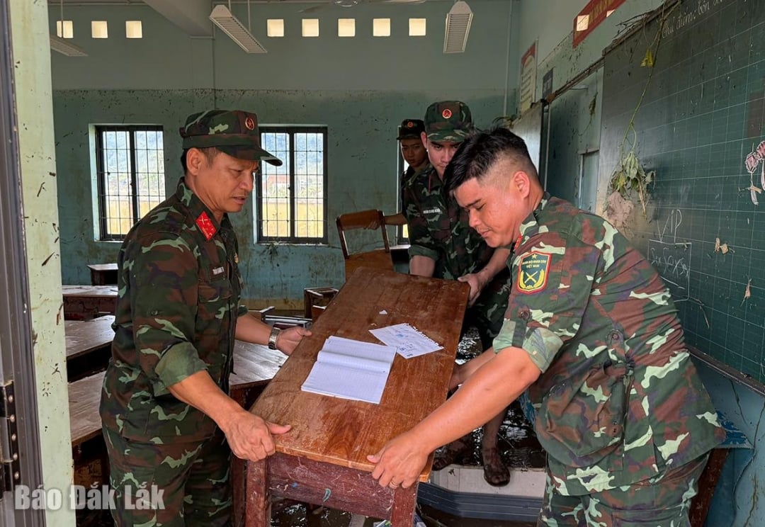 កម្លាំងយោធាជួយដល់សាលាបឋមសិក្សា Phu Mo ដើម្បីជំនះផលវិបាកដោយព្យុះ។