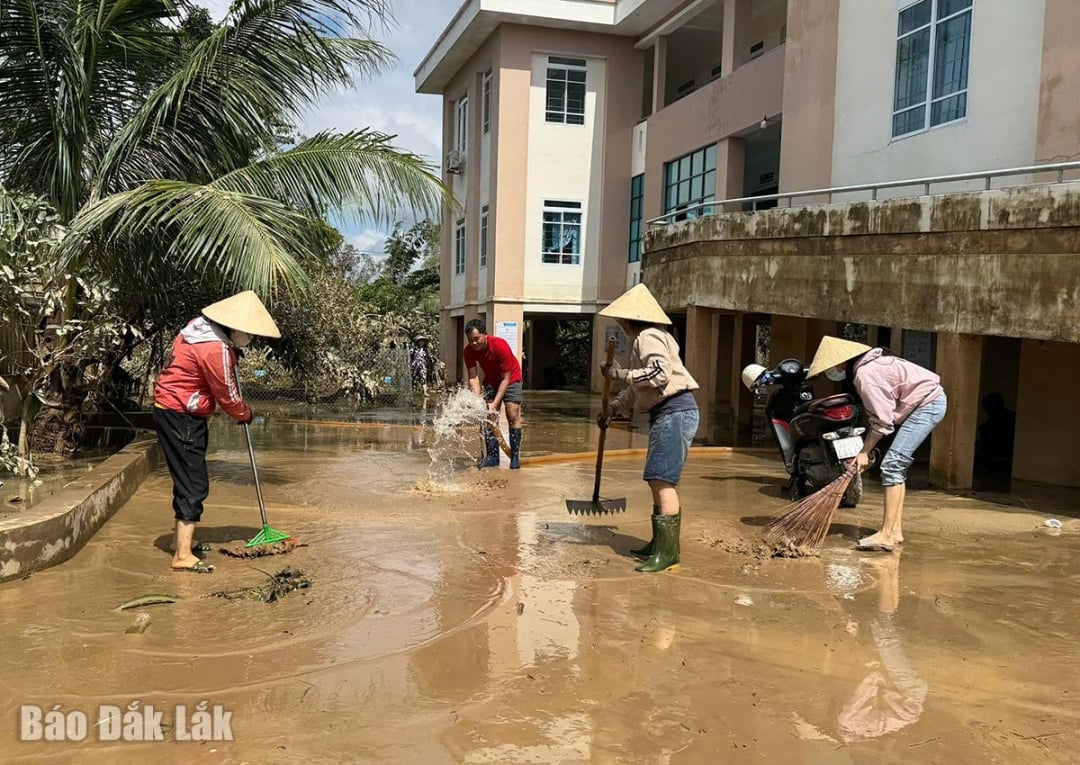 ស្ថានីយ៍ពេទ្យ An Dinh (ឃុំ Tuy An Bac) បានប្រមូលផ្តុំកម្លាំងដើម្បីសម្អាតទីធ្លាស្ថានីយ៍។