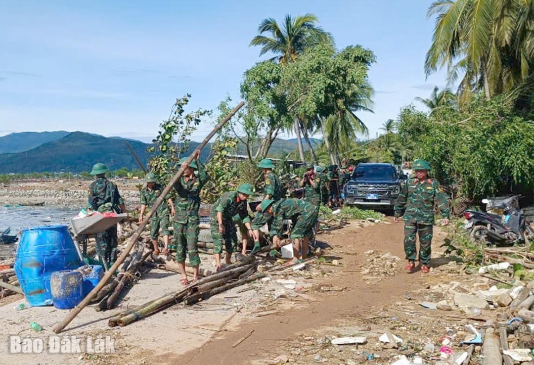 កងកម្លាំងយោធាគាំទ្រការសម្អាតការខូចខាតដោយព្យុះនៅក្នុងវួដ Song Cau ។
