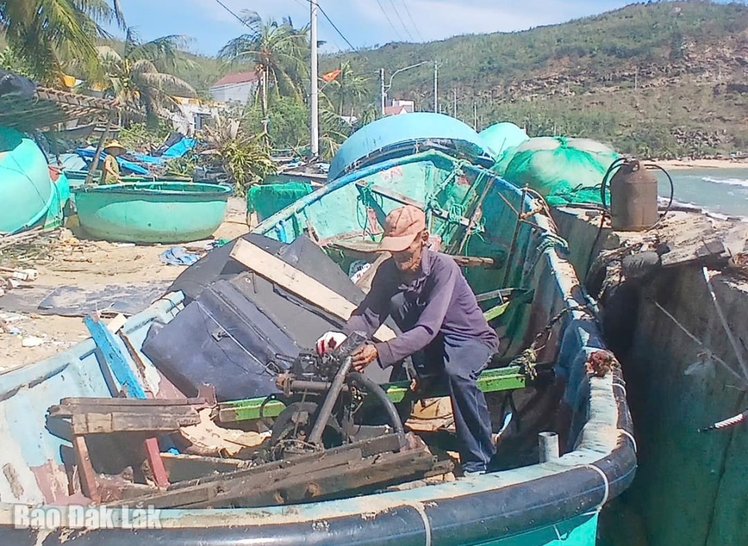 ប្រជាជននៅឃុំ Xuan Loc បានលើកដៃអាវ ដើម្បីជួសជុលទូកគ្រួសាររបស់ពួកគេ ដែលខូចដោយសាររលក ដើម្បីឲ្យពួកគេអាចត្រឡប់ទៅប្រកបរបរចិញ្ចឹមជីវិតបានឆាប់ៗ។