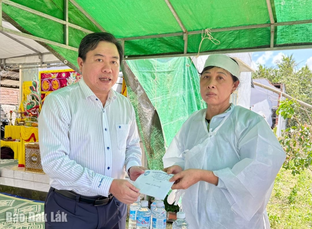 ສະຫາຍ Tran Huu The, ຮອງ​ປະ​ທານ​ຄະ​ນະ​ກຳ​ມະ​ການ​ແນວ​ໂຮມ​ປະ​ເທດ​ຊາດ​ແຂວງ ໄດ້​ມອບ​ເງິນ​ຊ່ວຍ​ເຫຼືອ​ໃຫ້​ຄອບ​ຄົວ​ທ່ານ ຫງວຽນ​ກວາງ​ແທ່ງ.