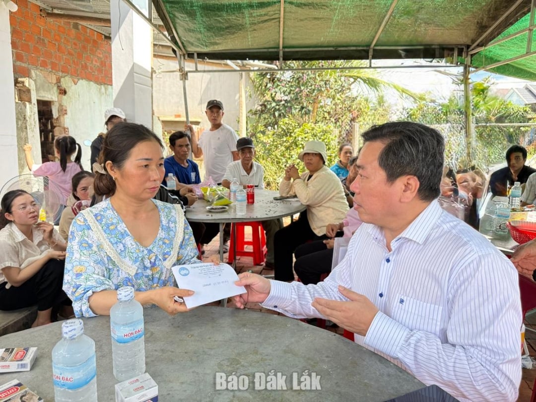 ສະຫາຍ ເຈີ່ນ​ຮ່ວາງ​ແອ​ງ, ຮອງ​ປະທານ​ຄະນະ​ກຳມະການ​ແນວ​ໂຮມ​ປະ​ເທດ​ຊາດ​ຫວຽດນາມ ​ໄດ້​ແບ່ງປັນ ​ແລະ ​ໃຫ້​ກຳລັງ​ໃຈ​ຄອບຄົວ​ທ່ານ ຟ້າ​ມງອກ​ແທ່ງ.