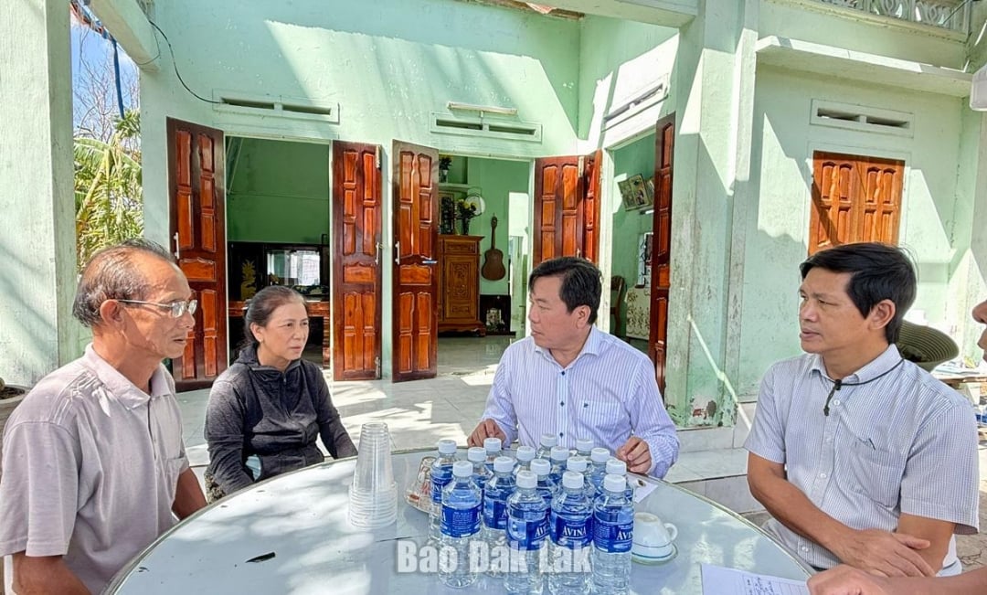 ທ່ານ​ນາງ​ຮອງ​ປະ​ທານ​ຄະ​ນະ​ກຳ​ມະ​ການ​ແນວ​ໂຮມ​ປະ​ເທດ​ຊາດ​ແຂວງ ໄດ້​ລົງ​ຢ້ຽມ​ຢາມ ແລະ ຊຸກ​ຍູ້​ບັນ​ດາ​ຄອບ​ຄົວ​ຂອງ​ທ່ານ​ນາງ ຫງວຽນ​ທິ​ສານ.