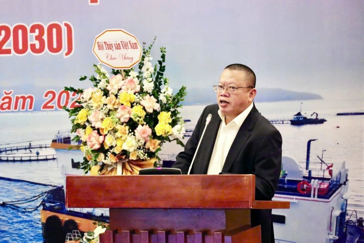 Ông Nguyễn Hữu Dũng, Tổng Thư ký Hội Thủy sản Việt Nam phát biểu, đánh giá cao nỗ lực của Hiệp hội Nuôi biển Việt Nam trong xây dựng nền tảng tổ chức, truyền thông và hợp tác quốc tế. Ảnh: Hồng Ngọc.