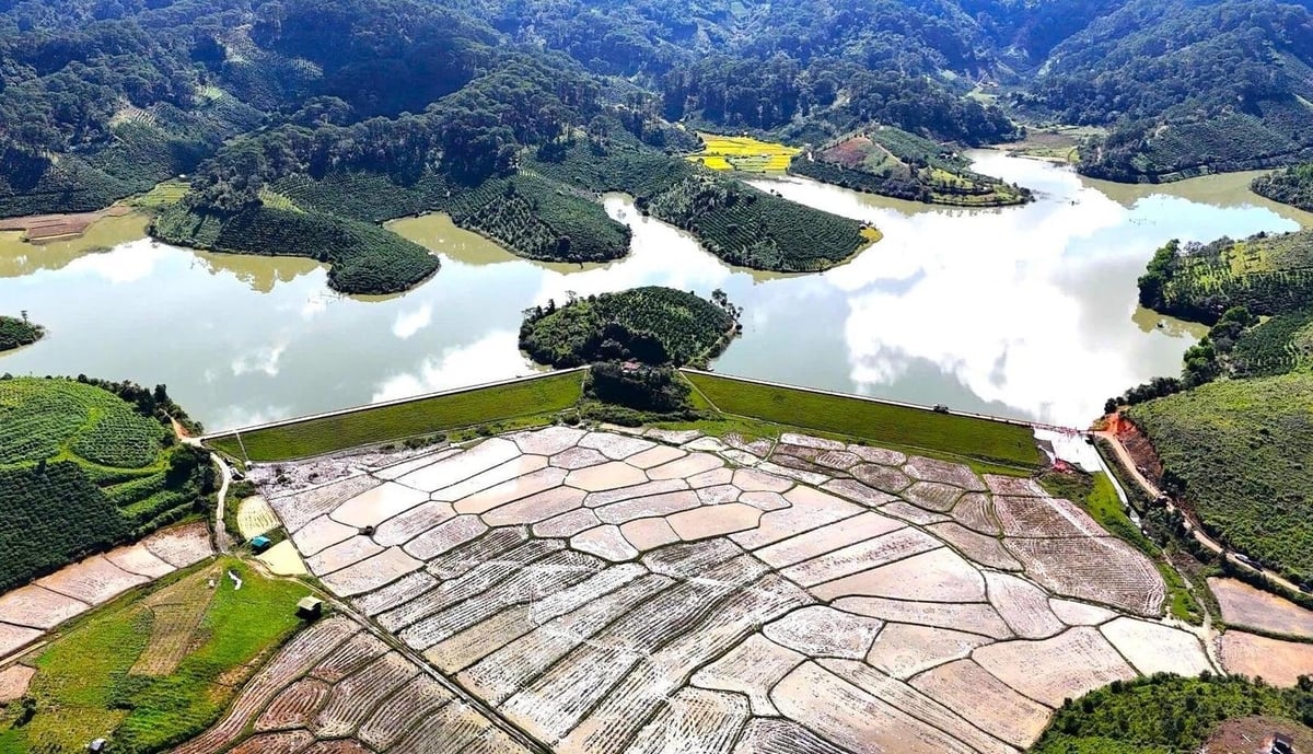 Hồ Cay An được xây dựng và đưa vào sử dụng từ năm 2007, dung tích chứa khoảng 1,7 triệu m³, phục vụ tưới cho hơn 200ha đất nông nghiệp. Ảnh: Lâm Thiên.