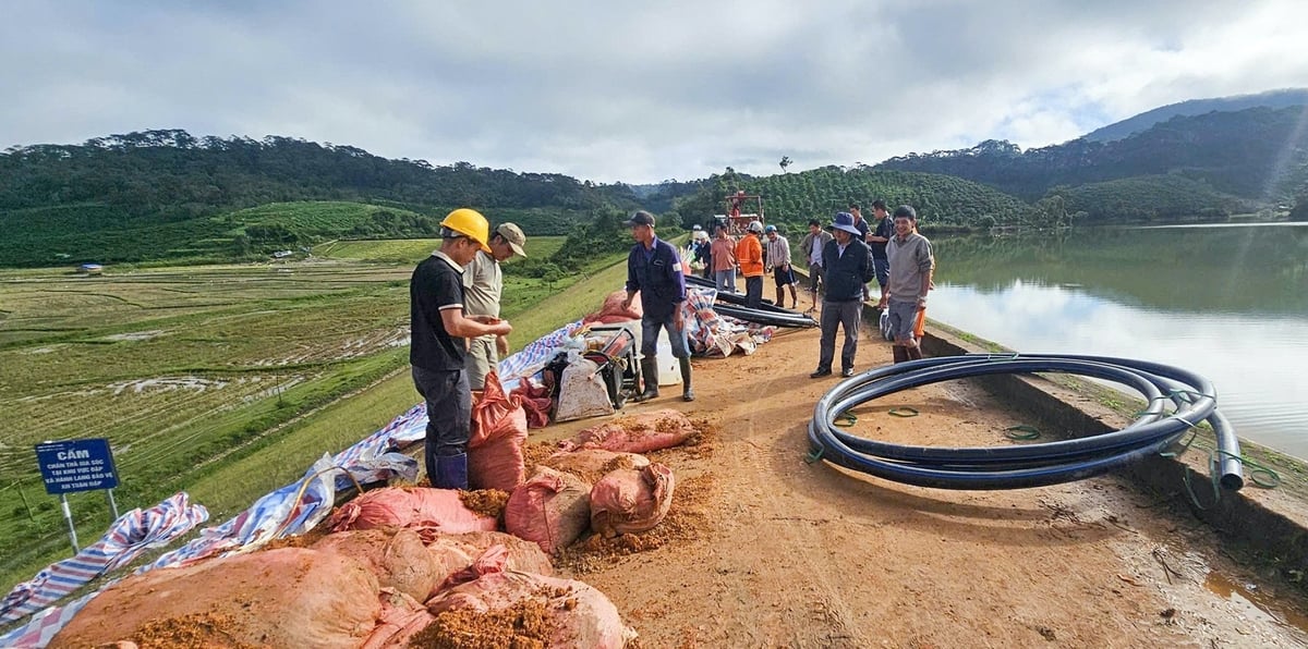  Người dân và chính quyền cùng hỗ trợ khắc xử lý và khắc phục tạm thời những điểm sạt lở. Ảnh: XN.