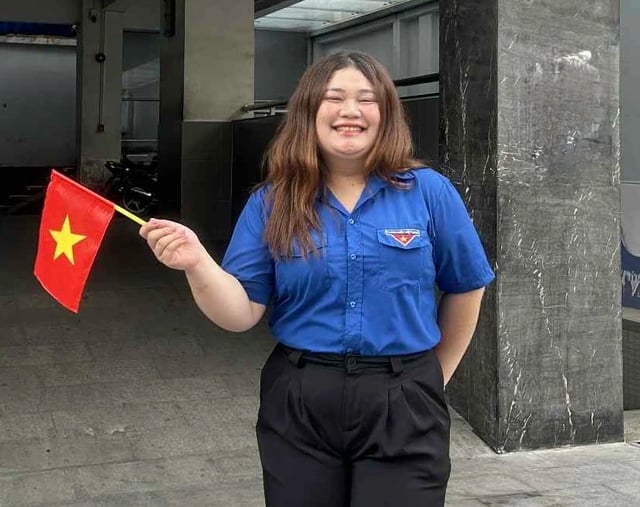 Minnesmärket för Covid-19-offren: En symbol för att påminna och utbilda den unga generationen - Foto 2. Đài tưởng niệm nạn nhân Covid-19: Biểu tượng nhắc nhớ và giáo dục thế hệ trẻ- Ảnh 2.