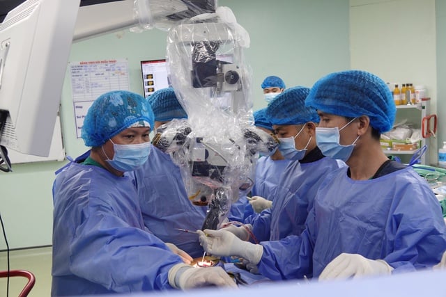 Chuyên gia quốc tế mổ thị phạm cột sống cho bác sĩ ĐBSCL tại Cần Thơ - Ảnh 1.