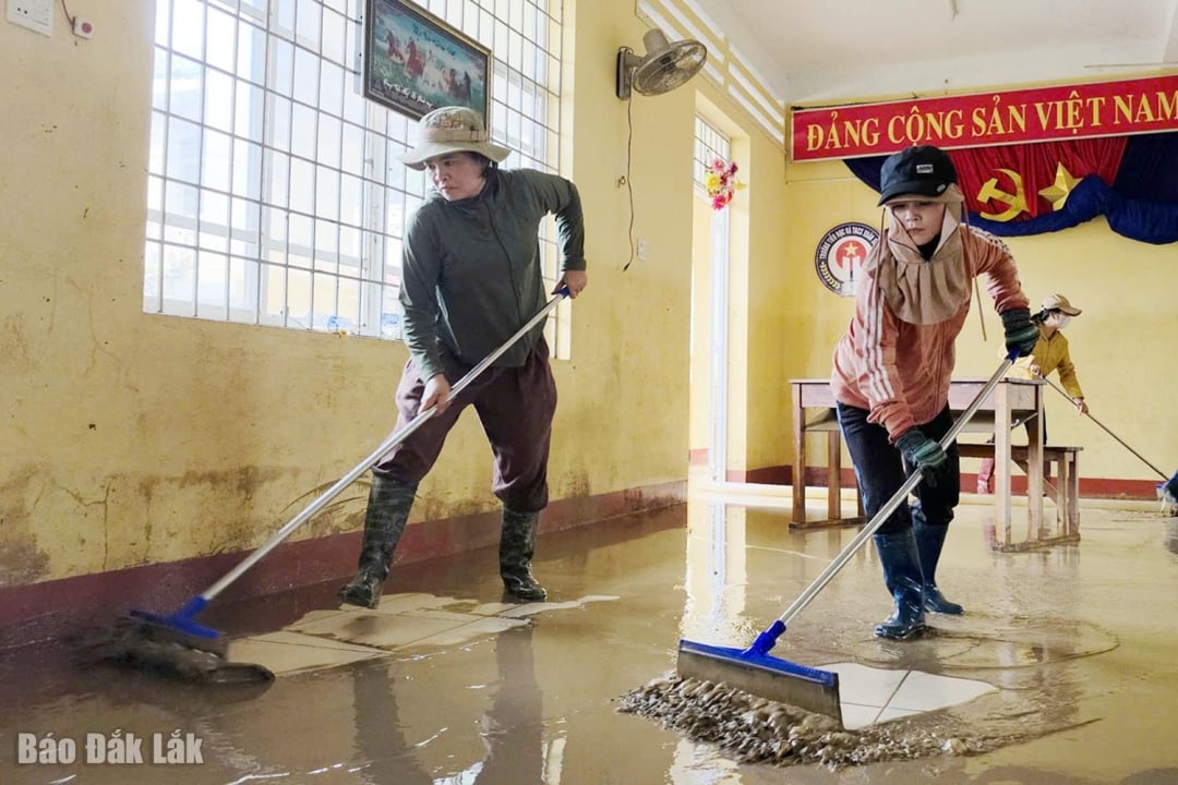 A Xuan Son Bac Általános és Középiskola tanárai vastag sarat préseltek ki, hogy megtisztítsák a tantermet.