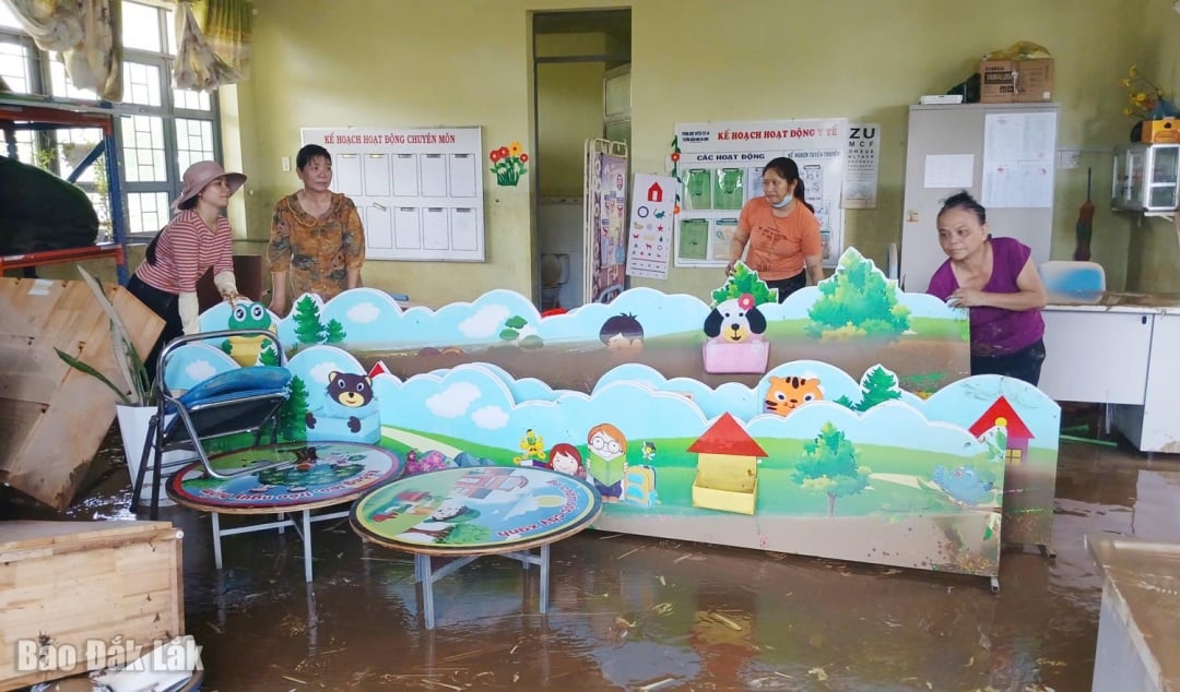 Az An Dinh óvoda tanárai takarították az iskolát az árvíz után.