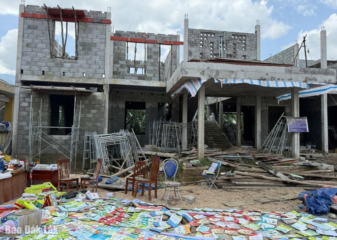 Könyveket visznek ki száradni a Phu Mo Általános Iskolába, Phu Mo községben.
