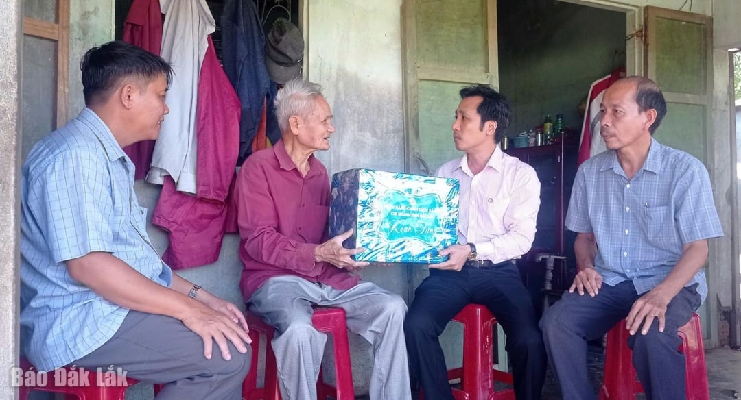 Directorul adjunct al filialei provinciale a Băncii pentru Politici Sociale din Vietnam, Dinh Trong Hung, a vizitat și a încurajat familia domnului Ngo Xuan Trot.
