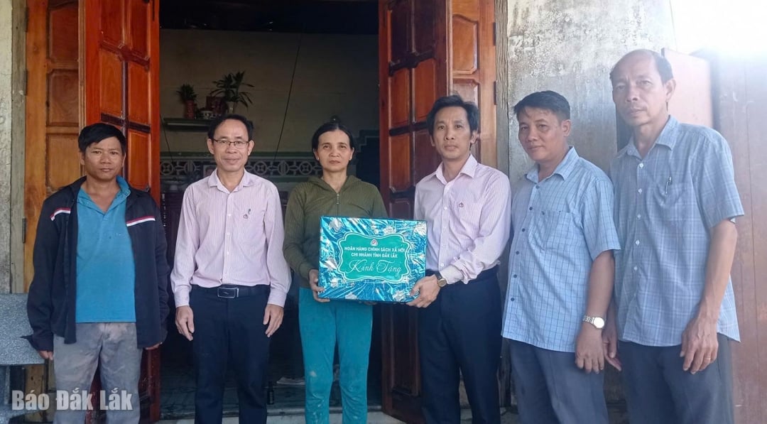 Un reprezentant al filialei Băncii Provinciale de Politică Socială a oferit cadouri pentru a sprijini familia dnei Do Thi Thu.