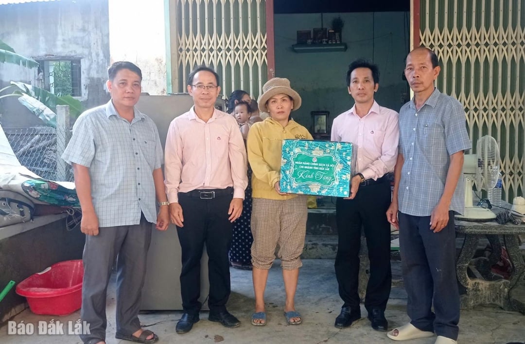 Delegația de lucru a oferit cadouri și a încurajat familia domnului Ngo Ba Nguyen (satul Tan Tho) să depășească rapid dificultățile.