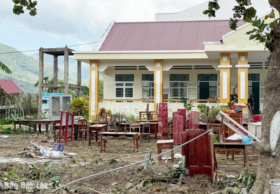 Efter att översvämningsvattnet hade dragit sig tillbaka fanns mycket lera och skräp kvar i klassrummen och Phu Mo Primary School. Foto: Huy Van
