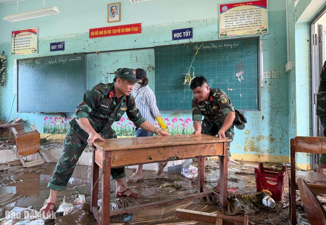Arméstyrkor hjälper Phu Mo Primary School att städa upp efter stormen och översvämningen.