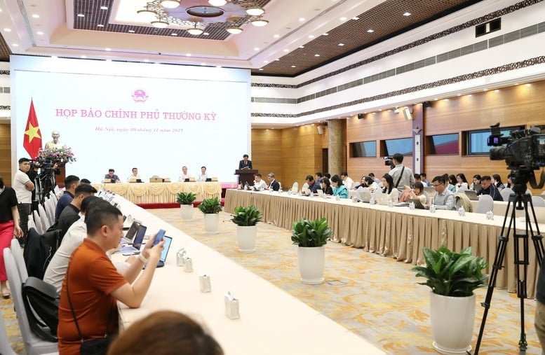 Toàn cảnh họp báo Chính phủ thường kỳ tháng 10/2025. Ảnh: VGP/QP.