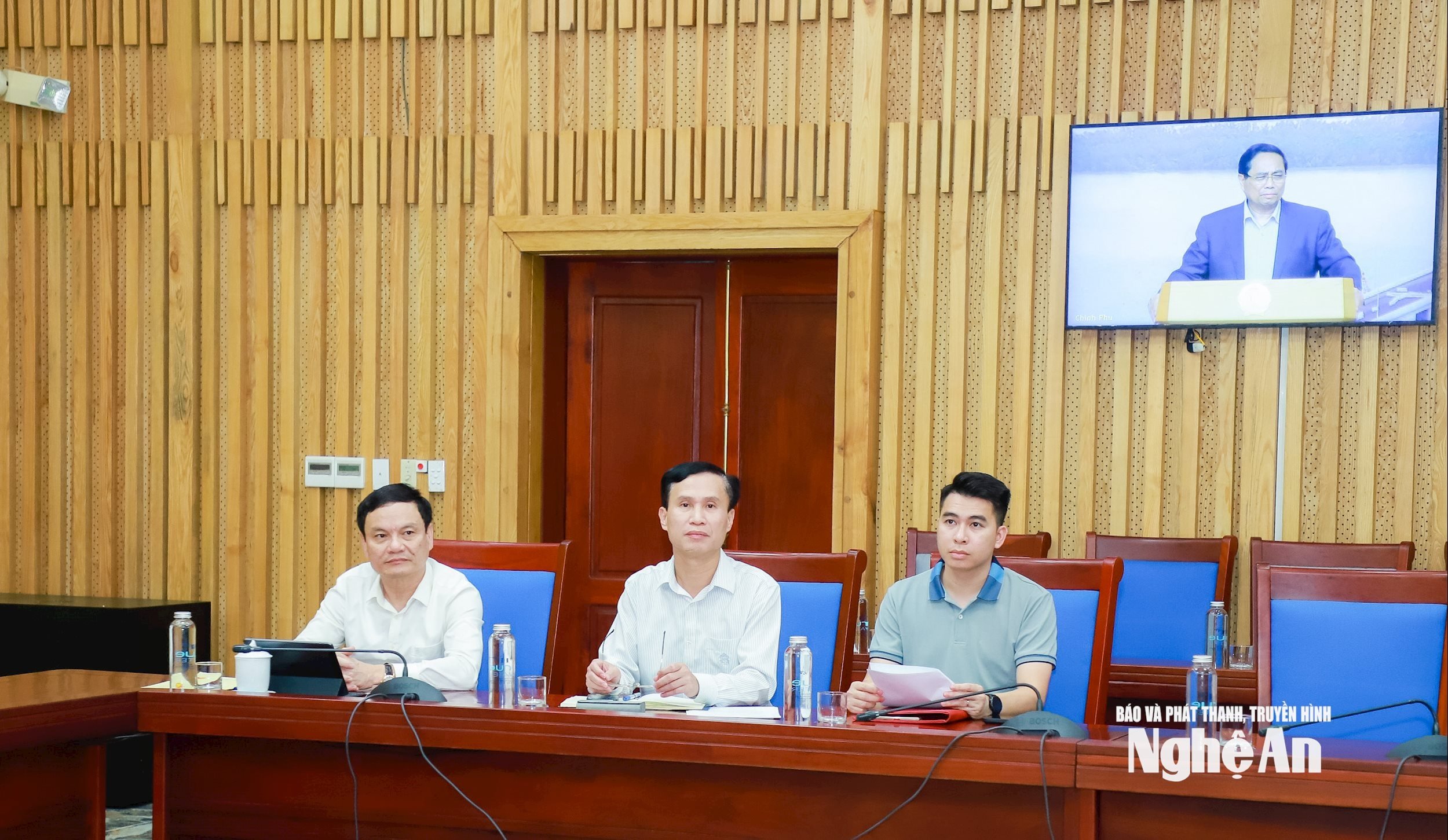 Delegater deltar i mötet vid Nghe Ans provinsiella folkkommittés bro. Foto: Thanh Duy