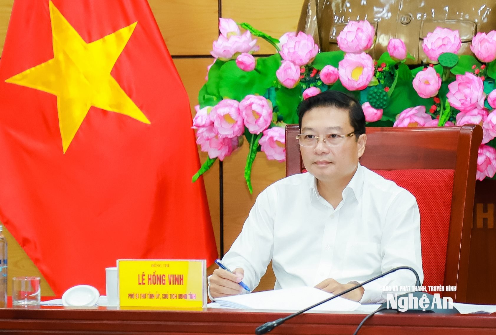 Ordförande för Nghe Ans provinsiella folkkommitté, Le Hong Vinh, vid det 21:a mötet för den statliga styrkommittén för viktiga nationella projekt och arbeten, avgörande för transportsektorn. Foto: Thanh Duy