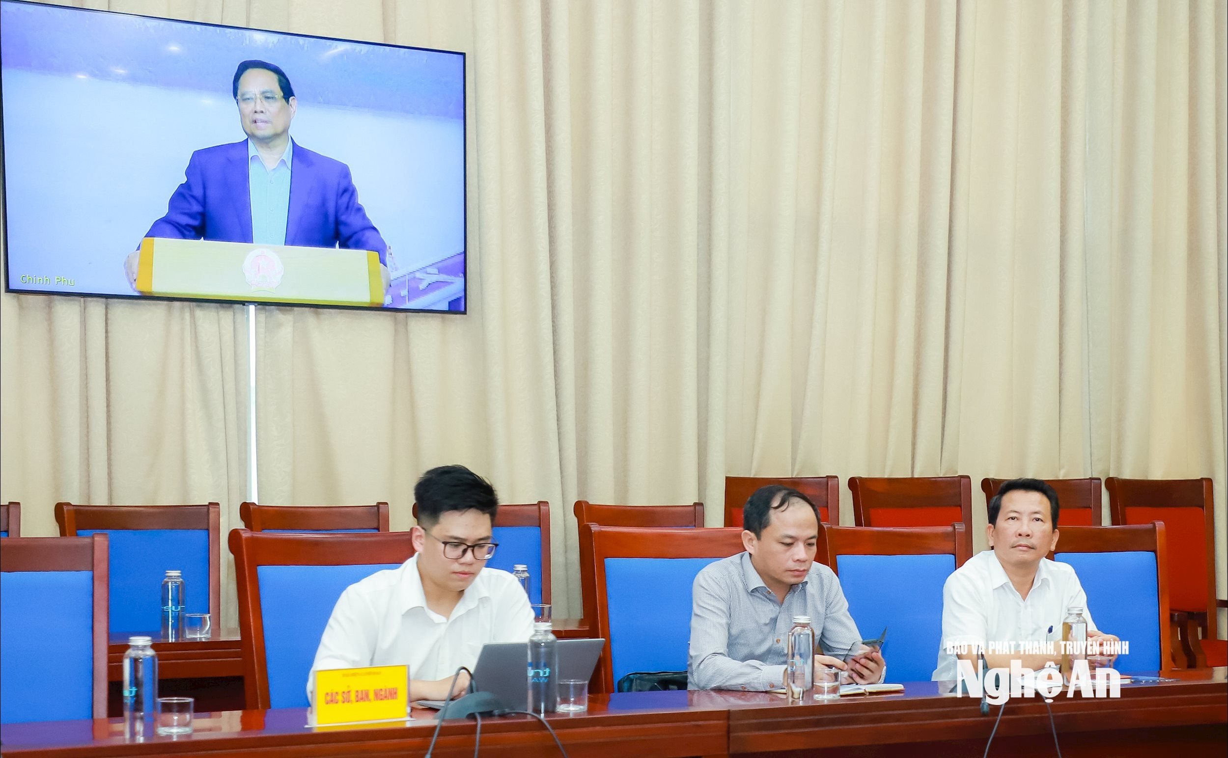 Delegater deltar i mötet vid Nghe Ans provinsiella folkkommittés bro. Foto: Thanh Duy