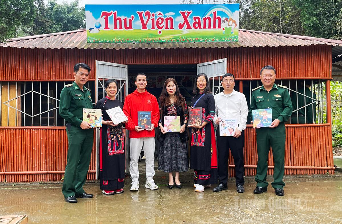 Các nhà hảo tâm tặng sách cho Thư viện xanh của Trường PTDTBT&THCS Cao Mã Pờ.