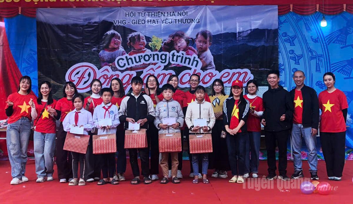 Hội Từ thiện Hà Nội trao học bổng cho học sinh Trường PTDTBT&THCS Cao Mã Pờ.