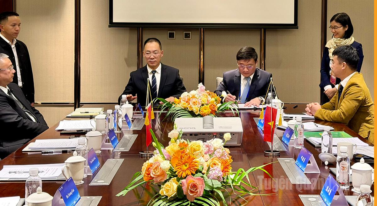 ប្រធានគណៈប្រតិភូមន្ទីរឧស្សាហកម្ម និងពាណិជ្ជកម្មខេត្ត Tuyen Quang និងប្រធានគណៈប្រតិភូមន្ទីរពាណិជ្ជកម្មស្រុក Van Son បានចុះហត្ថលេខាលើកំណត់ហេតុនៃកិច្ចប្រជុំ។