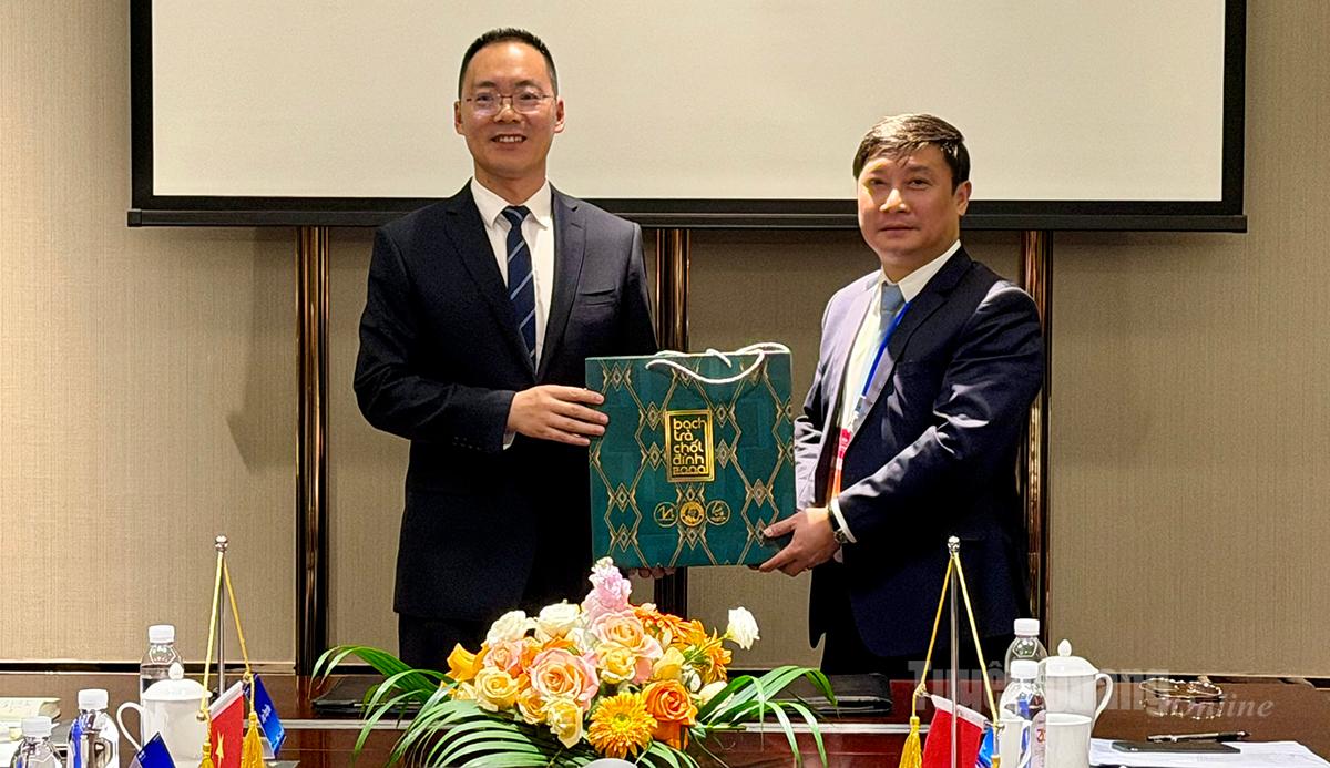 ប្រធានគណៈប្រតិភូមន្ទីរឧស្សាហកម្ម និងពាណិជ្ជកម្មខេត្ត Tuyen Quang លោក Hoang Anh Cuong ជូនអំណោយដល់សមមិត្ត Trinh Diem Bang ប្រធានមន្ទីរពាណិជ្ជកម្មស្រុក Van Son។