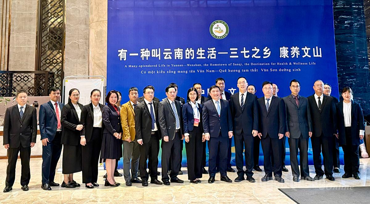 គណៈប្រតិភូទាំងពីរបានថតរូបអនុស្សាវរីយ៍នៅក្រៅកិច្ចពិភាក្សា។