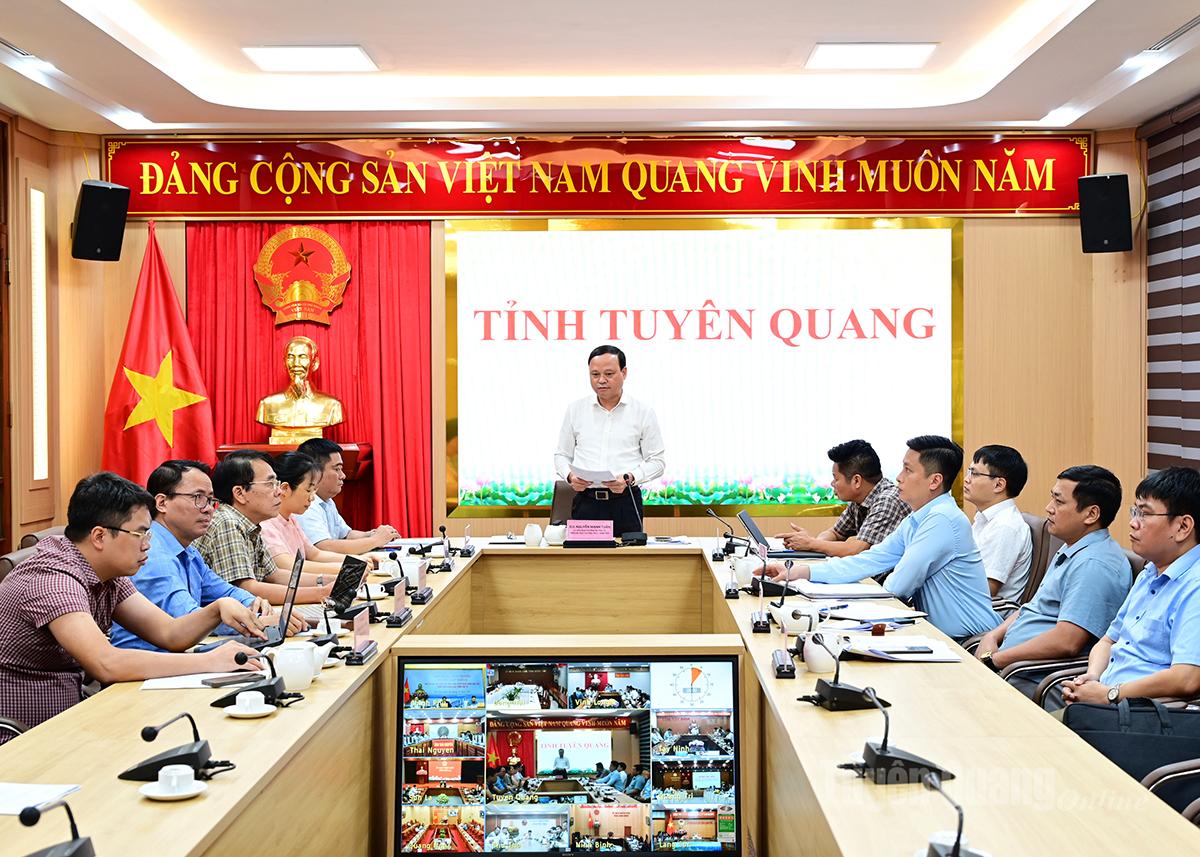 Le camarade Nguyen Manh Tuan, membre du Comité permanent du Parti provincial, vice-président permanent du Comité populaire provincial, a fait rapport au Comité directeur et au Premier ministre Pham Minh Chinh sur l'avancement du projet d'autoroute Tuyen Quang - Ha Giang (phase 1).